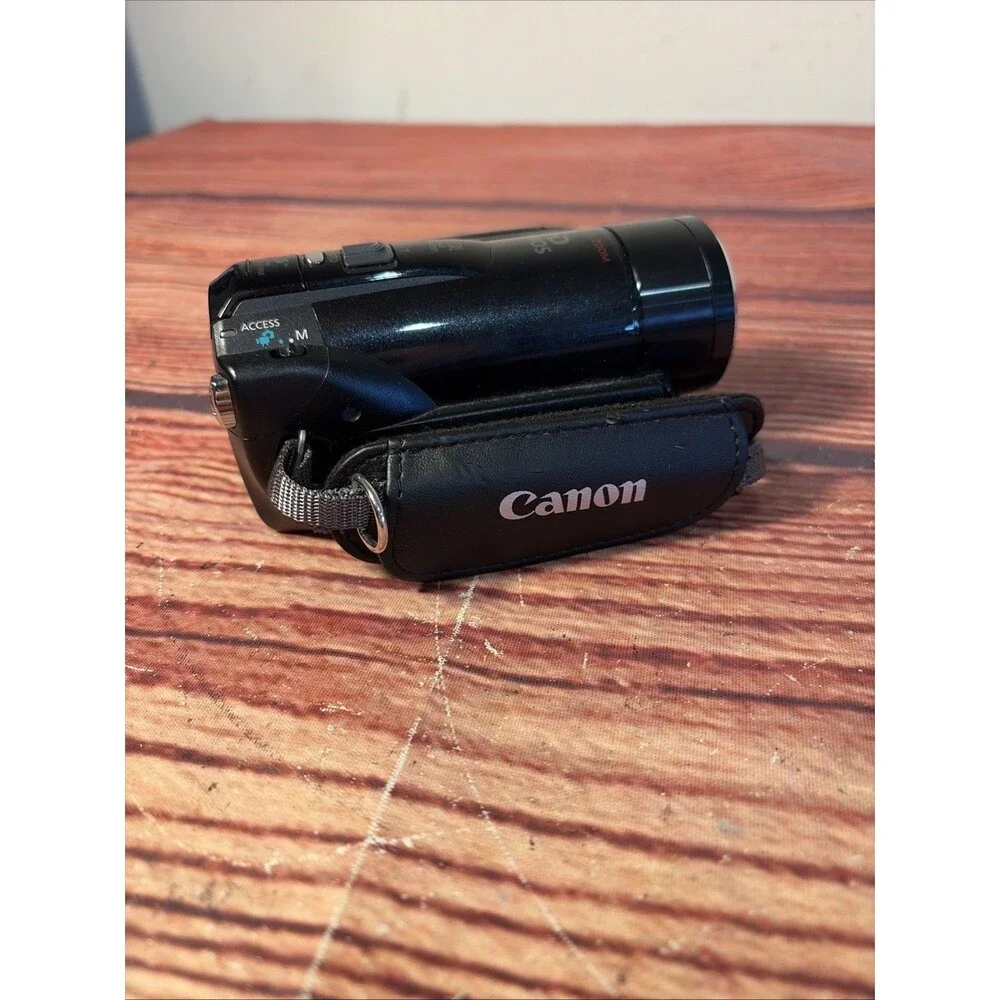 CANON Vixia HF M31 Full HD 15X Optical Zoom W/ 2 Batteries + Charger - Tested